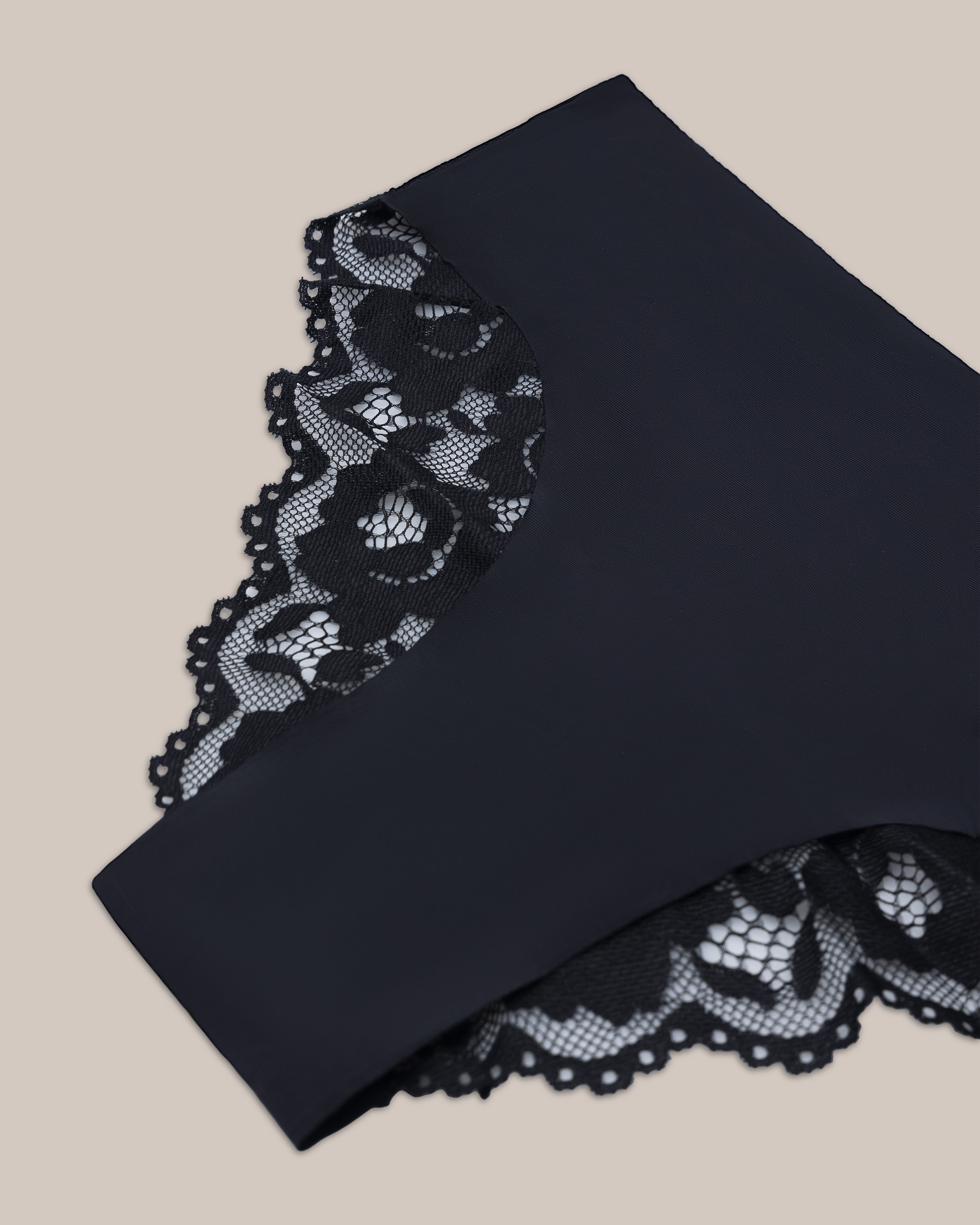 Brasiliansk trusse Eve med blonder laserskåret Sort