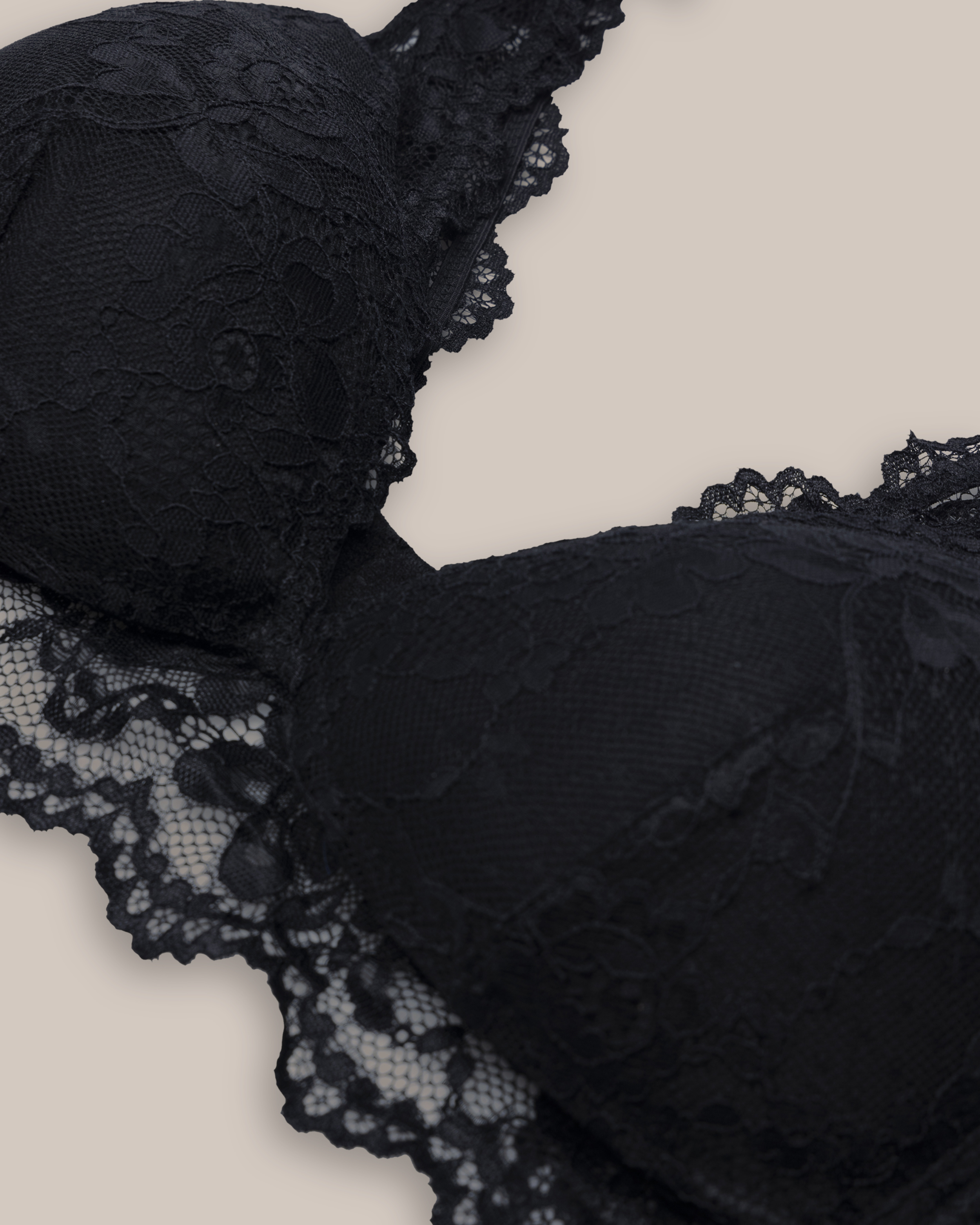 Kaarituettomat mustat Greta-rintaliivit pitsillä Musta