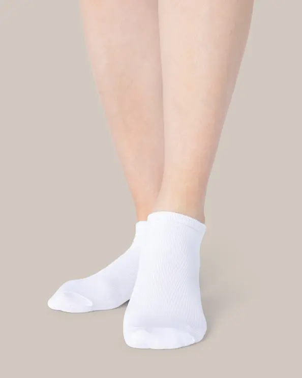 Valkoiset sukat lyhyellä varrella, 3 paria
